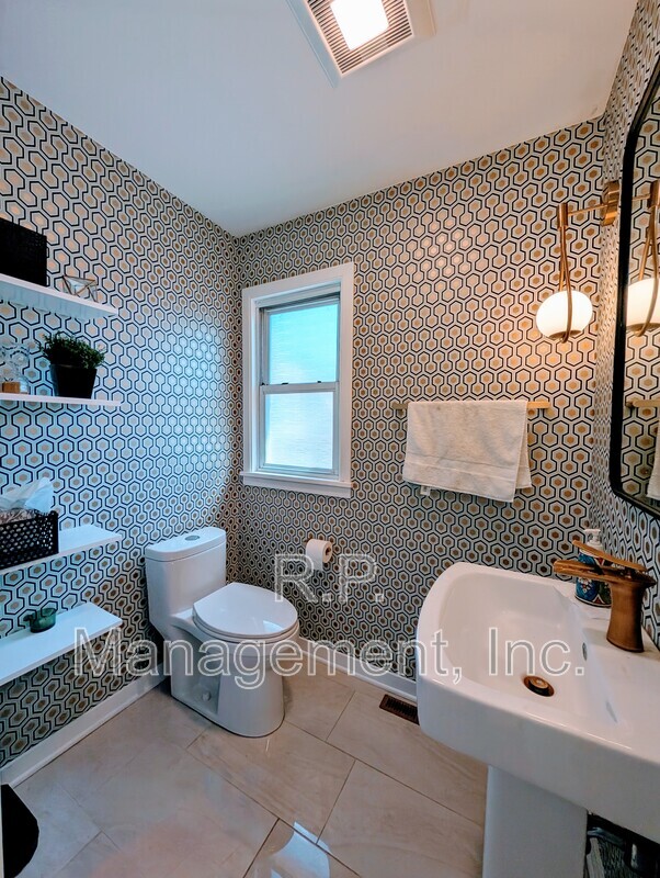 Building Photo - 398 Herschel St