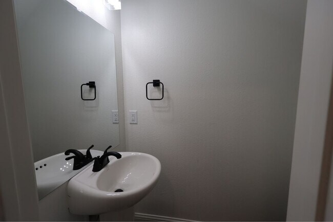 Building Photo - Townhome for lease Available 5/15/26