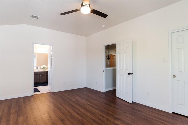 Building Photo - 532 Sampson