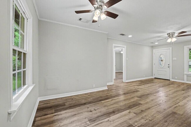 Building Photo - Cute & Clean Home with Large Fenced Yard Pet Friendly!