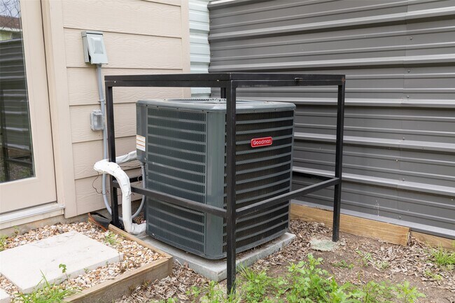 Building Photo - 2202 Wavell St