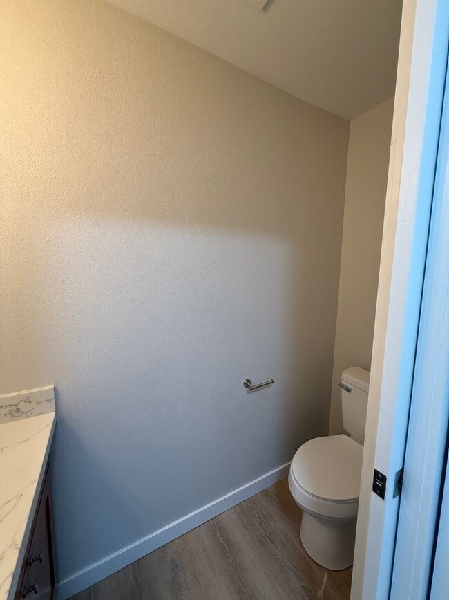 Building Photo - Fully Remodeled Silver Firs Townhome for R...