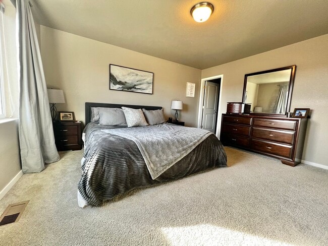 Building Photo - Modern 3 Bed, 2.5 Bath House in North Fort Collins! Available ASAP!