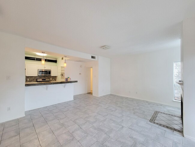 Building Photo - Spacious one of a kind 2 bedroom 2 bath condo in excellent condition. Entire condo has been paint...