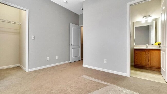 Building Photo - 10624 Savannah Wood Ct