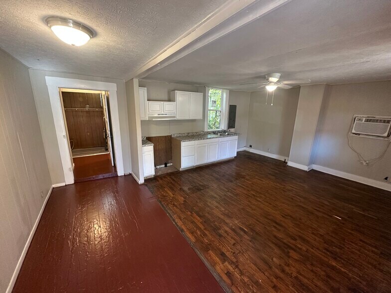 Building Photo - 218 Holmes St