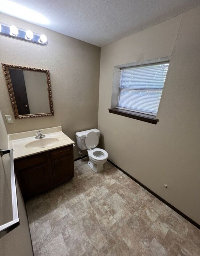 Building Photo - Spacious Duplex with Finished Basement & G...