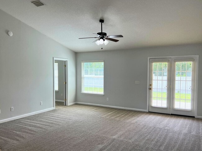 Building Photo - 3/2 centrally located!!