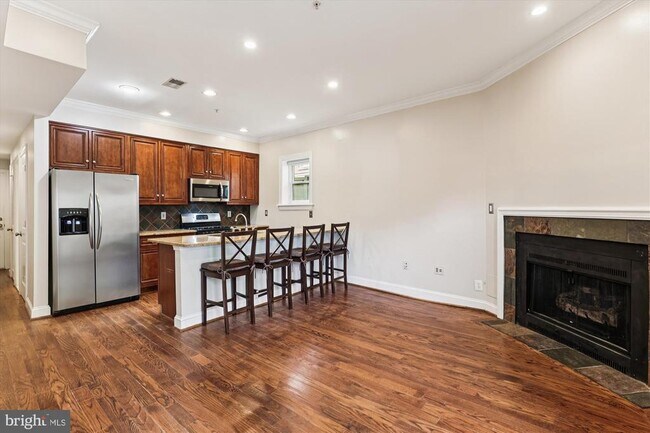 Building Photo - 1116 C St NE