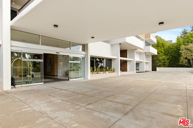 Building Photo - 8787 Shoreham Dr