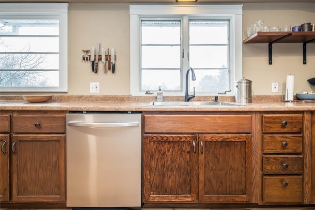 Building Photo - 290 Killington Ave