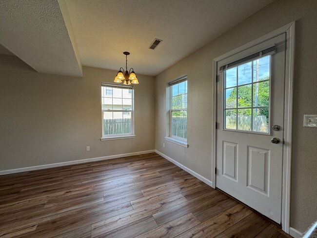 Building Photo - 3 bedroom, 2.5 bathroom duplex located clo...