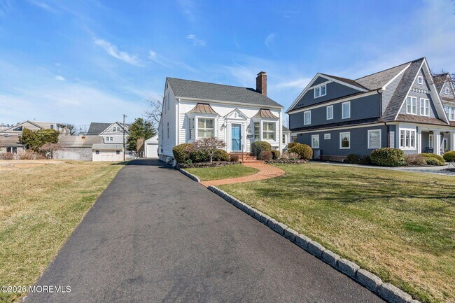 Building Photo - 215 Neptune Pl