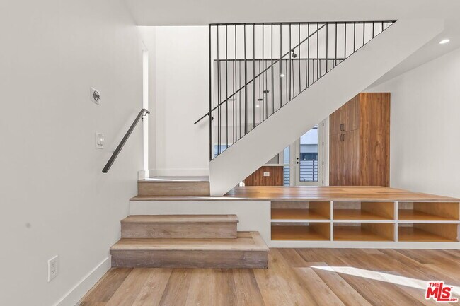 Building Photo - 803 N Harvard Blvd