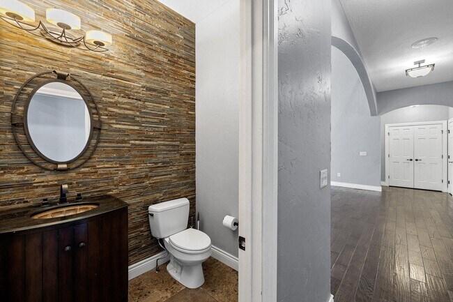 Building Photo - 5 Bedroom Dream Home!