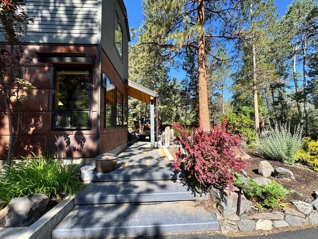 Building Photo - FOR RENT: FURNISHED LONG-TERM EXTREMELY CO...