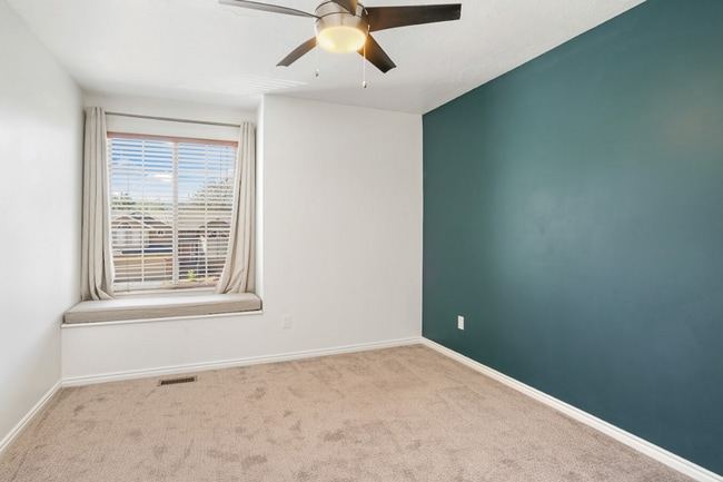 Building Photo - Modern 5 Bedroom Home with 3Car Garage in Sandy Neighborhood
