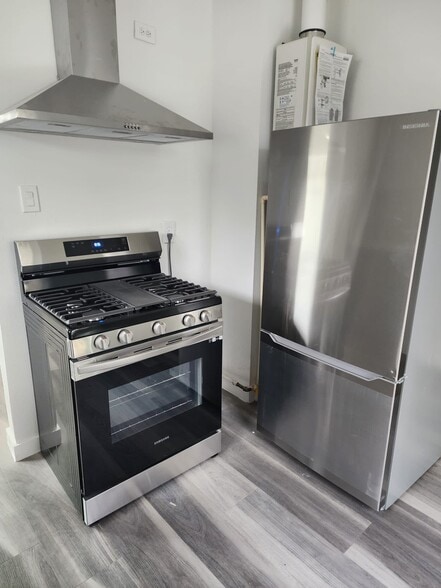 Stainless steel appliances - 3903 Broyles St
