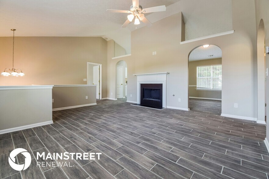 Building Photo - 10545 Day Lily Dr