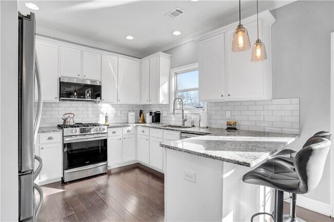 Building Photo - 1395 Marion St SE