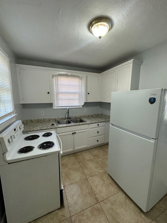 Building Photo - Fully Renovated 3/2 Available for Immediat...