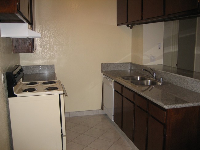 Kitchen - Alta Vista Apartments