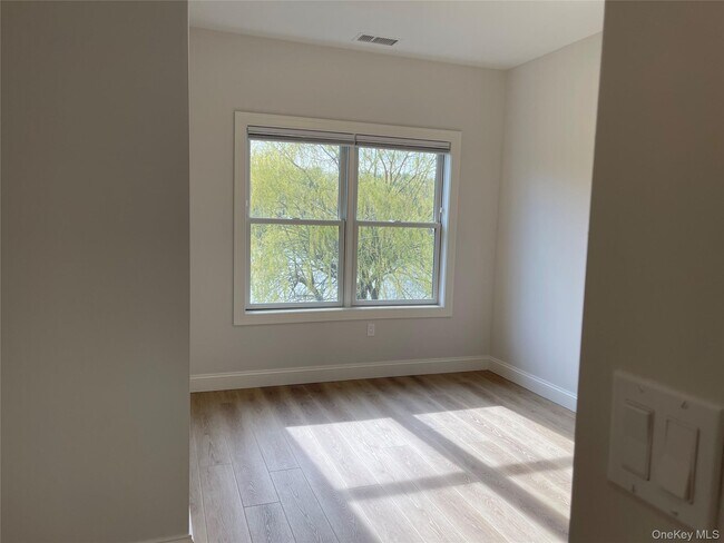 Building Photo - 903 Oakridge Cmns