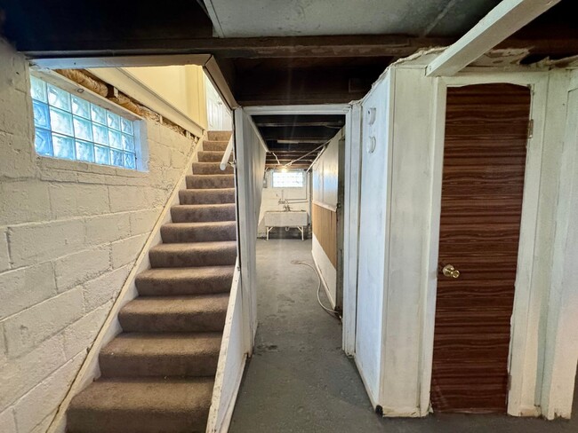 Building Photo - Beautiful 3 bedroom, 1 bath single family home with large fenced yard/ Garage /Central AC / Appli...