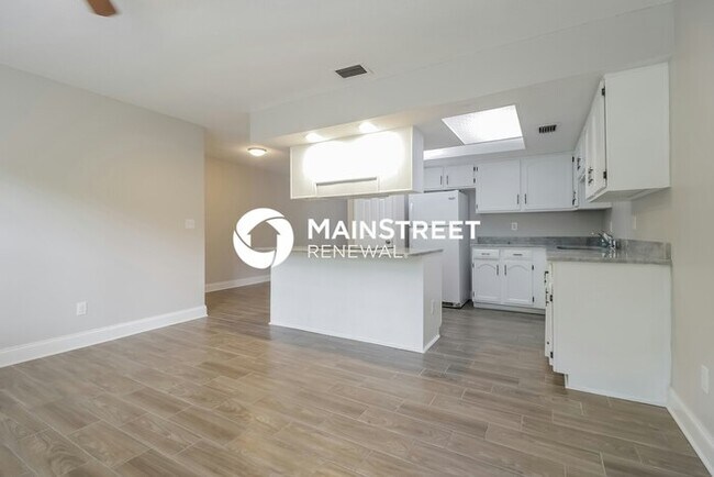 Building Photo - 4 Bedroom Pet-Friendly Home in Orlando, FL with Main Street Renewal