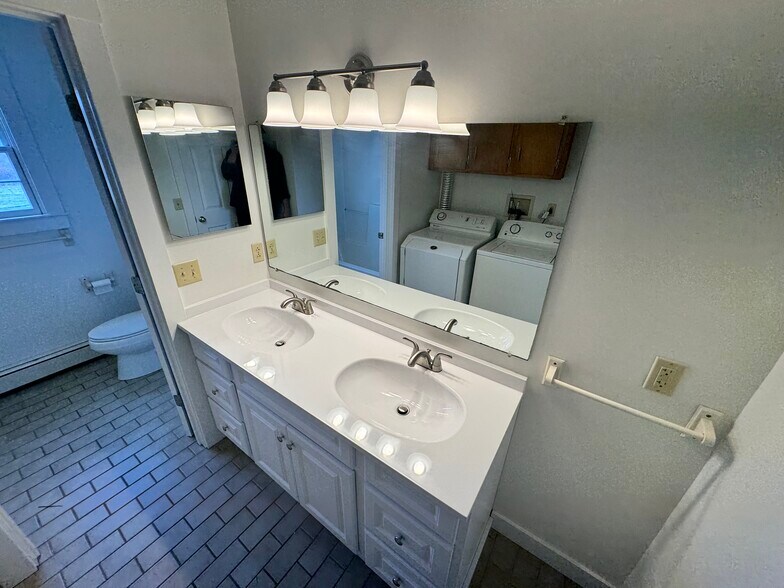 Building Photo - 253 Davis Rd