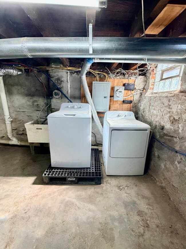 Building Photo - 2035 Watkins St