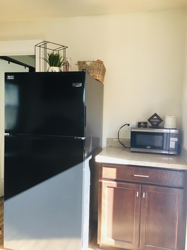 Building Photo - 4550 Lakeshore Blvd