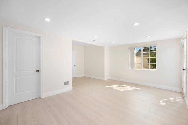 Building Photo - 729 Glenmore Blvd
