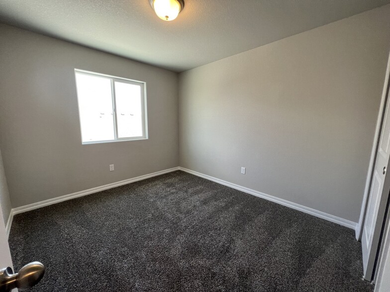 Building Photo - 7862 Kirwin Hts
