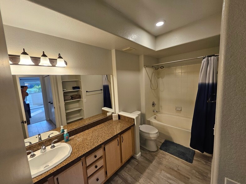 Building Photo - 4343 E Soliere Ave