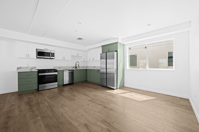 Building Photo - 6830 Hazeltine Ave