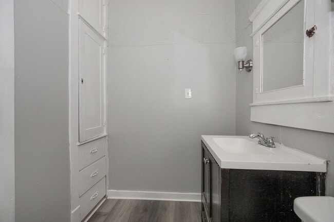 Building Photo - 3910 Carlyle Ave