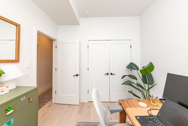 Building Photo - 1336 W Bryn Mawr Ave