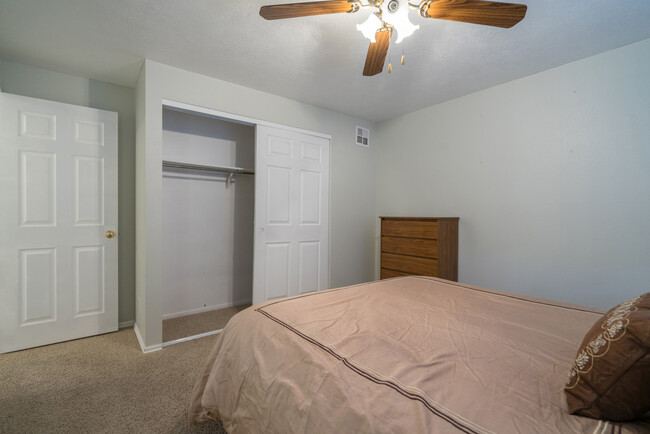 Building Photo - Great 3 bedroom and 2.5 bath home - 6 or 1...