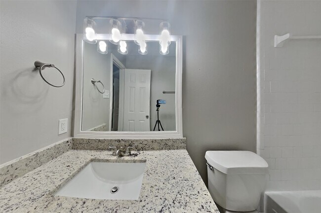 Building Photo - 719 Fernglade Dr