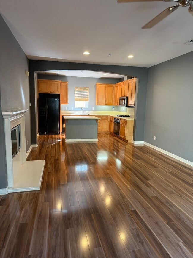 Building Photo - ESCALA - Luxury 2 / 2.5 Townhouse + 2 Car Garage in Gated Escala Community