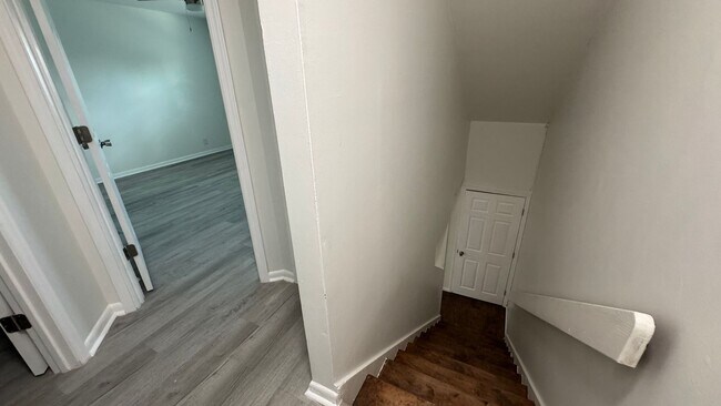 Building Photo - Beautifully Renovated 3-Bed, 2-Bath Townhome