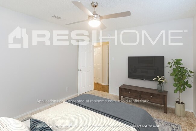 Building Photo - 1305 Duvall Dr