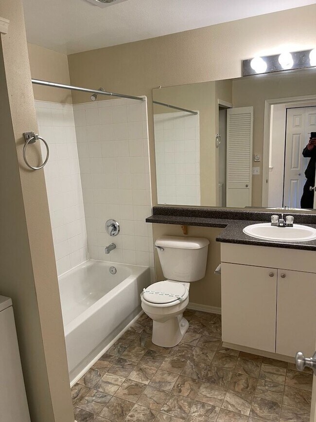 Building Photo - Extremely Gorgeous and Spacious 2 bedroom Condo