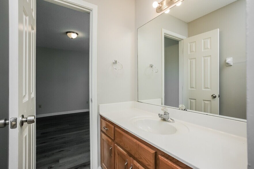 Building Photo - 4498 Whispering Bend Dr