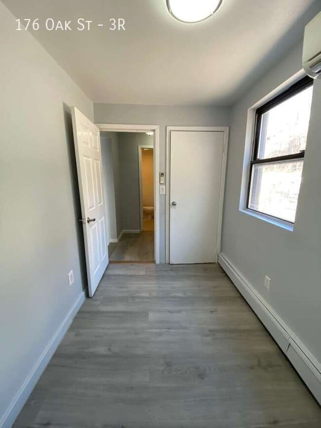 Building Photo - 176 Oak St