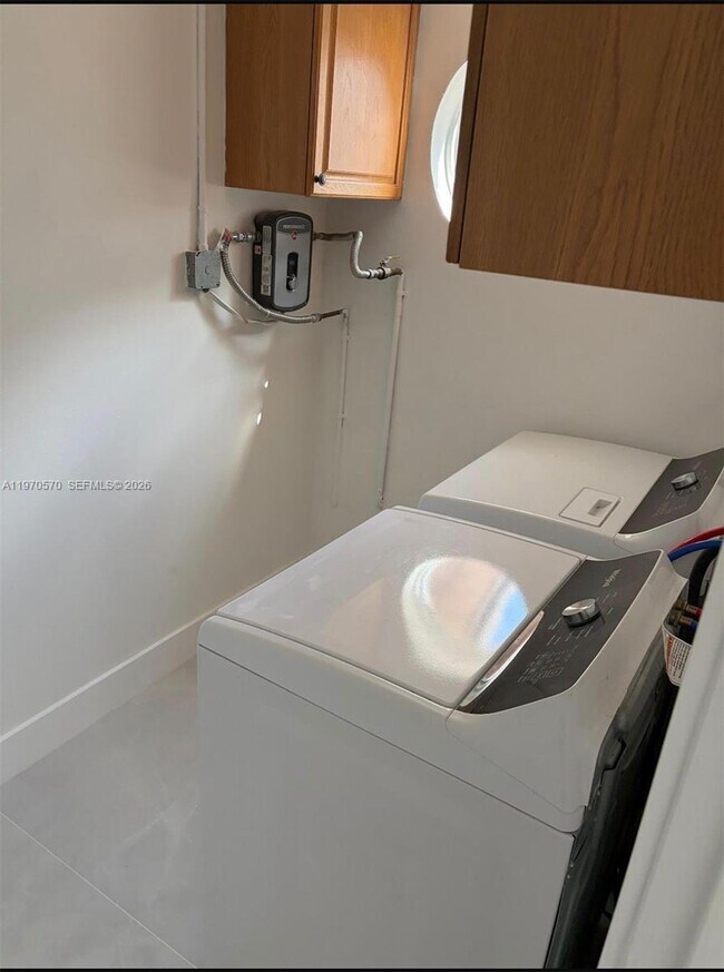 Building Photo - 801 Amherst Ave