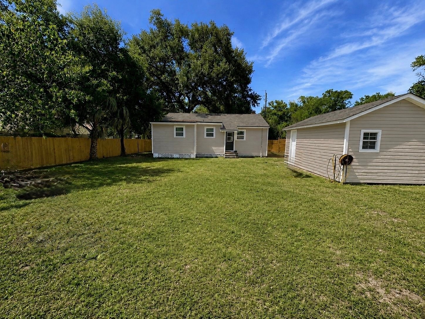 Building Photo - 740 Linda Dr N