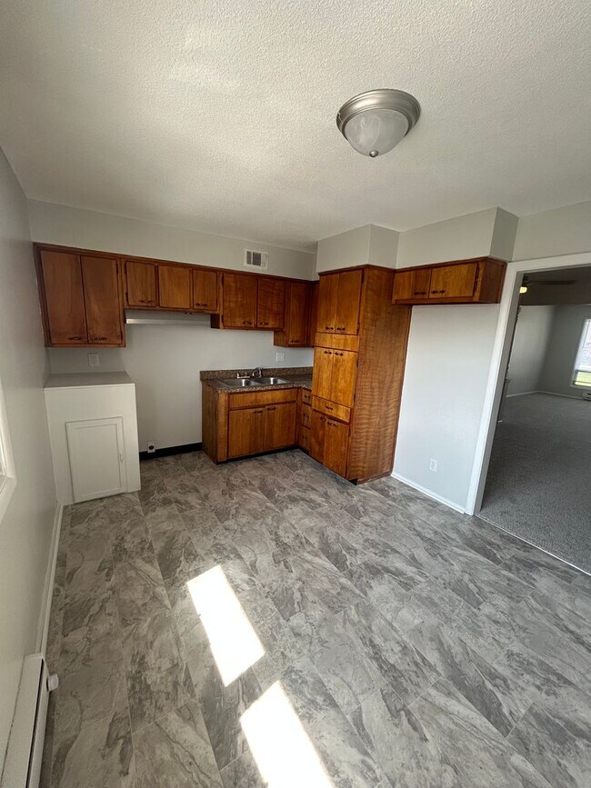 Building Photo - 2 bed 1 bath townhome located in Speedway