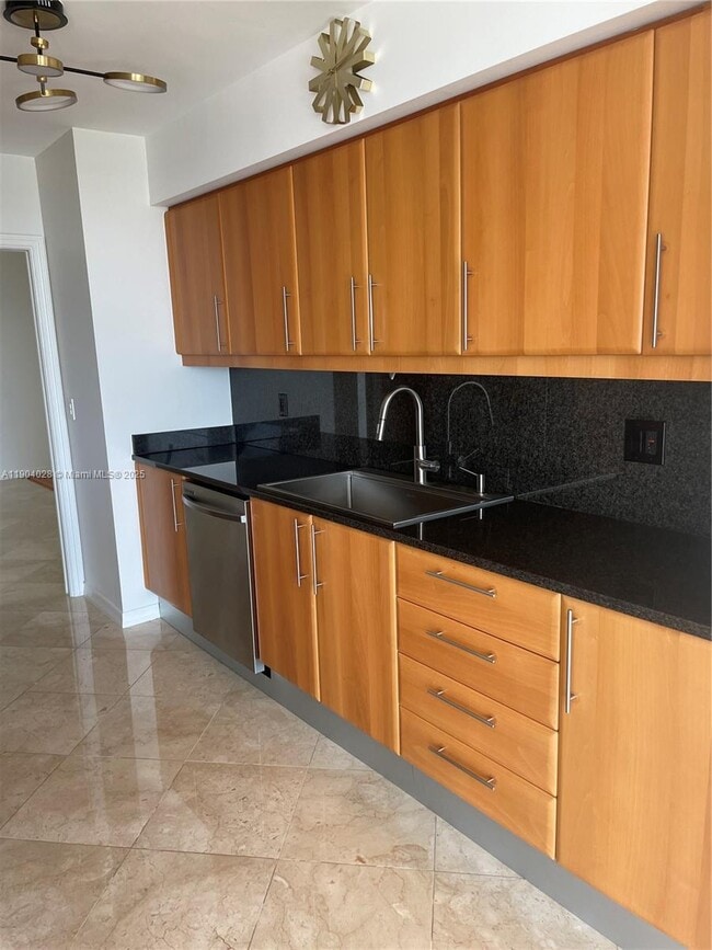 Building Photo - 16500 Collins Ave